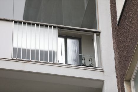 Torstaiaamuna viidennen kerroksen parvekkeelta pilkotti kaksi lyhtyä.