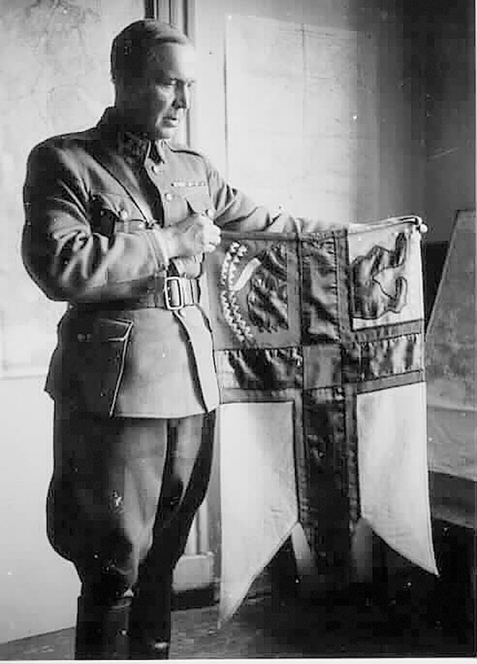 Paavo Talvela ja Aunuksen lippu vuonna 1919. Sisällissodan jälkeen Talvela osallistui heimosotaretkiin.