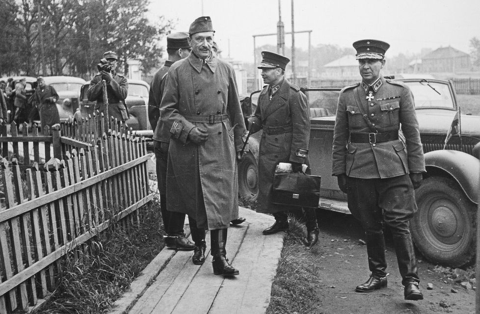 Mannerheim ja Talvela syksyllä 1941. Taustalla päämajoitusmestari A.F. Airo.