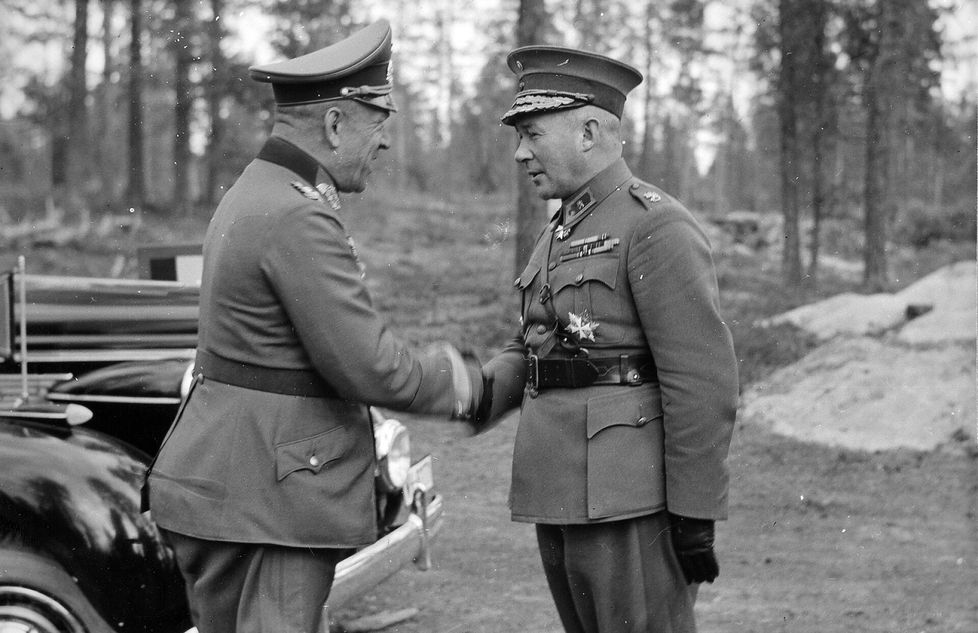 Saksalainen kenraalieversti Nikolaus von Falkenhorst kättelee Siilasvuota, jonka joukot oli jatkosodassa alistettu saksalaisten alaisuuteen. Siilasvuolle yhteistyö oli hankalaa. Lapin sodassa hän pääsi maksamaan kalavelkansa saksalaisille.