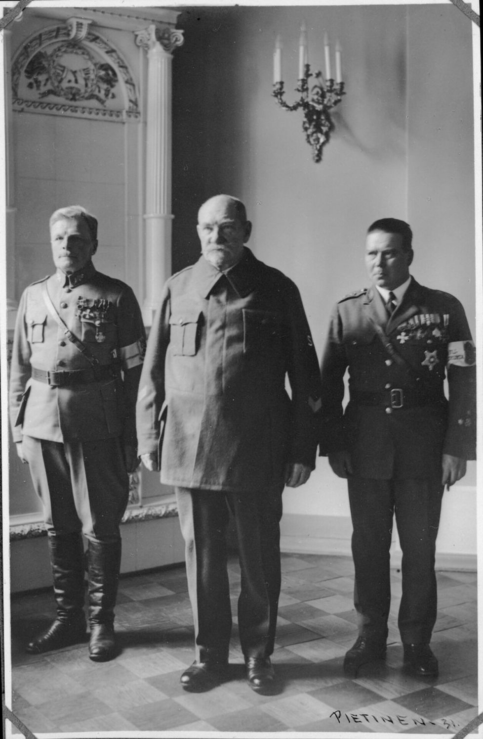 Piiriesikunnan lääkäri Oskari Heikinheimo, presidentti P.E. Svinhufvud ja suojeluskuntien päällikkö Lauri Malmberg vuonna 1931. Seuraavan vuonna Svinhufvud pisti Malmbergin testiin, josta tämä ei täysin kunnialla selvinnyt.
