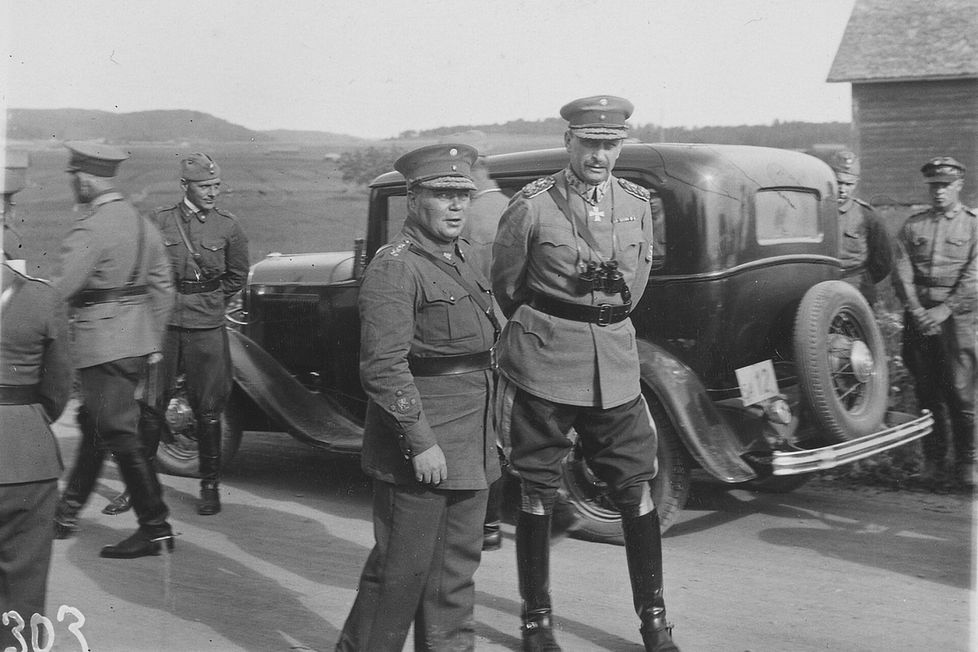 Suojeluskuntien päällikkö Lauri Malmberg ja Mannerheim vuonna 1935. Mannerheim suhtautui Malmbergiin varauksella.
