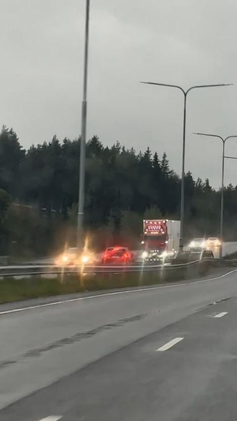 Turun kehätiellä Raisiossa tumman henkilöauton kuljettaja ajoi kohti vastaantulevia autoja lauantaiaamuna.