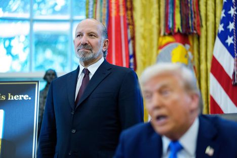 Kauppaministeri Howard Lutnick osallistui Trumpin tiedotustilaisuuteen Valkoisessa talossa perjantaina.