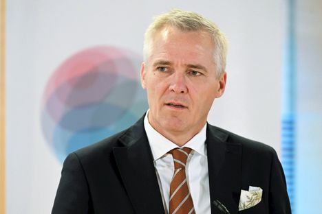 Rkp:n puheenjohtaja, opetusministeri Anders Adlercreutz, toteaa HS:n kysyttyä Henrikssonin puheista, ettei itse käyttäisi tilanteesta sanaa ”panttivanki”.