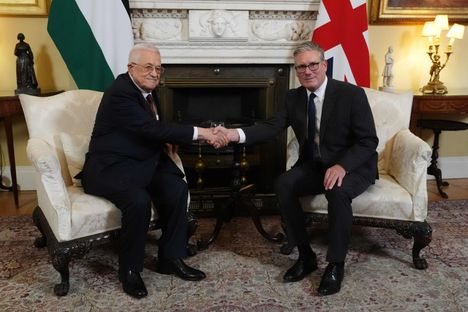Ison-Britannian pääministeri Keir Starmer (oik.) kättelee Palestiinan presidentti Mahmud Abbasia (vas.) heidän tapaamisensa alussa 10 Downing Streetillä Lontoossa 8. syyskuuta 2025.