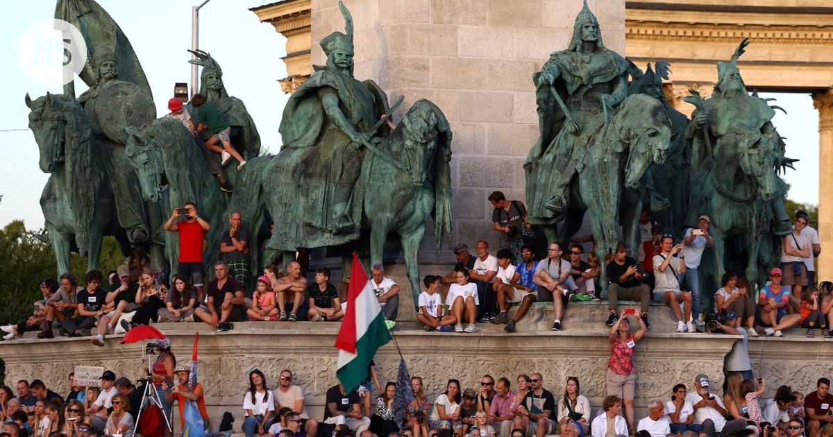 Kymmenet tuhannet protestoivat Viktor Orbánin mediakampanjoita vastaan