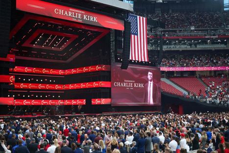 Osallistujat odottavat poliittisen oikeistoaktivistin Charlie Kirkin muistotilaisuuden alkamista State Farm Stadiumilla 21. syyskuuta 2025 Glendalessa, Arizonassa. Turning Point USA:n toimitusjohtaja ja toinen perustaja, ammuttiin 10. syyskuuta hänen puhuessaan tapahtumassa American Comeback Tour -kiertueellaan Utah Valley Universityssä.
