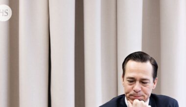 Aktian pyöröovista ulos singahtaneelle Carl Haglundille jäi mustapekka käteen