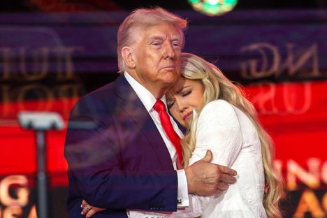 Trump ja Elisa Kirk halasivat lavalla Trumpin puheen päätteeksi.