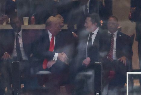 Presidentti Donald Trump ja Elon Musk kättelivät toisiaan sunnuntaina.