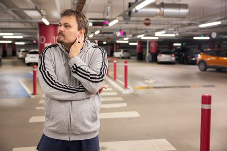 Tero Hyvärinen suosii joukkoliikennettä, mutta kokee auton silti olevan lapsiperheelle pakollinen paha.