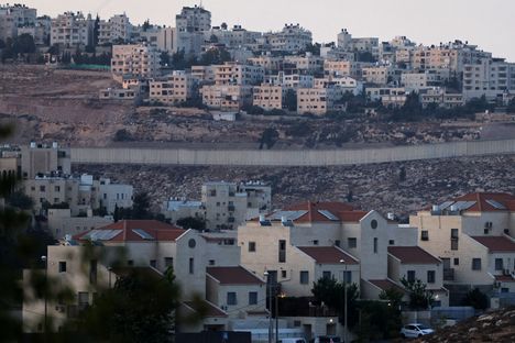 Israelin rakentama ”turvamuuri” erottaa Neve Yaakovin siirtokunnan (etualalla) ja al-Ramin palestiinalaistaajaman toisistaan Itä-Jerusalemin pohjoisosassa.