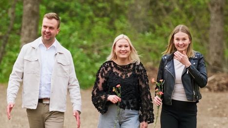 Aada (kuvassa oikealla) halusi varmistaa Pertulta, että hänen lapsensa ei olisi este mahdolliselle suhteelle.