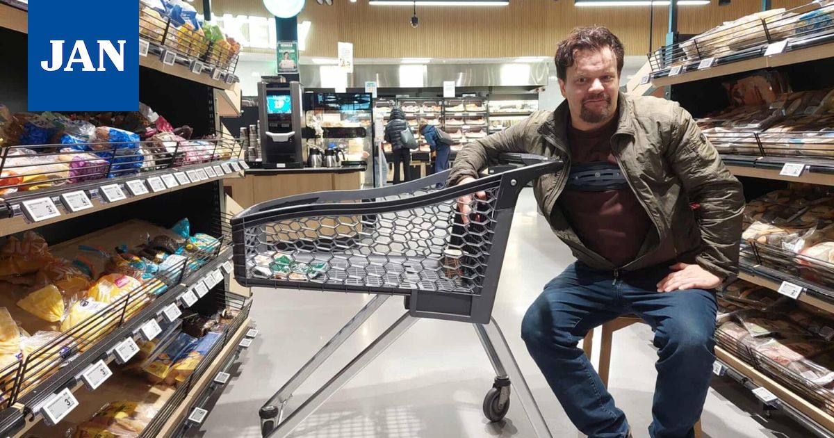 Ismo Leikola Janakkalassa: ”Turenki on maailman napa!” – tämän takia supersuosittu koomikko kuvasi S-marketissa nakkeja jenkeille