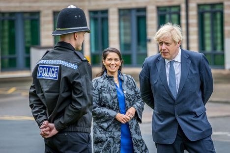 Britannian entinen pääministeri Boris Johnson ja hänen sisäministerinsä Priti Patel kannattivat brexitiä, mutta lisäsivät EU:n ulkopuolelta Britanniaan saapuvaa maahanmuuttoa. Johnson oli pääministeri 2019–2022. Kuva on kesältä 2020.