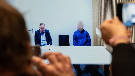 Epäilty istui asianajajansa Kari Erikssonin vierellä jämäkän oloisena.