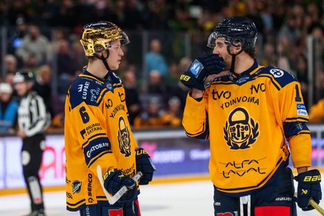 Leo Tuuva (vas.) on rymistellyt karmit kaulassa sisään SM-liigaan.