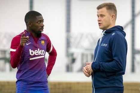 Lasse Lempainen (oik.) ja Ousmane Dembele testeissä Turussa.