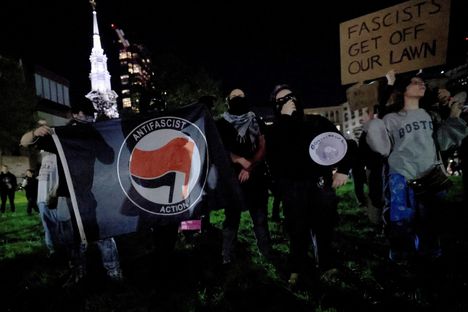 Antifa-tunnusta kantaneet mielenosoittajat Charlie Kirkin kuolemaan liittyvän rukoustilaisuuden lähellä 10. syyskuuta.