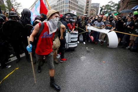 Antifa-mielenosoittajia Charlottesvillen tapahtumien ensimmäisenä vuosipäivänä elokuussa 2018.