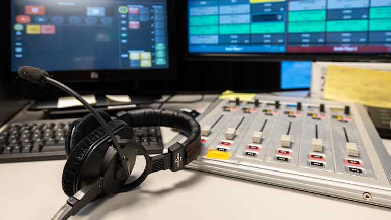 Kuulokkeet radiostudion liukuen päällä. 