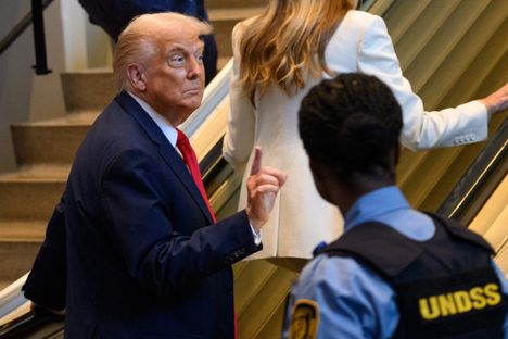 Liukuportaat jumittuivat, ja presidentti Donald Trump ja puoliso Melania Trump joutuivat nousemaan askelmat.