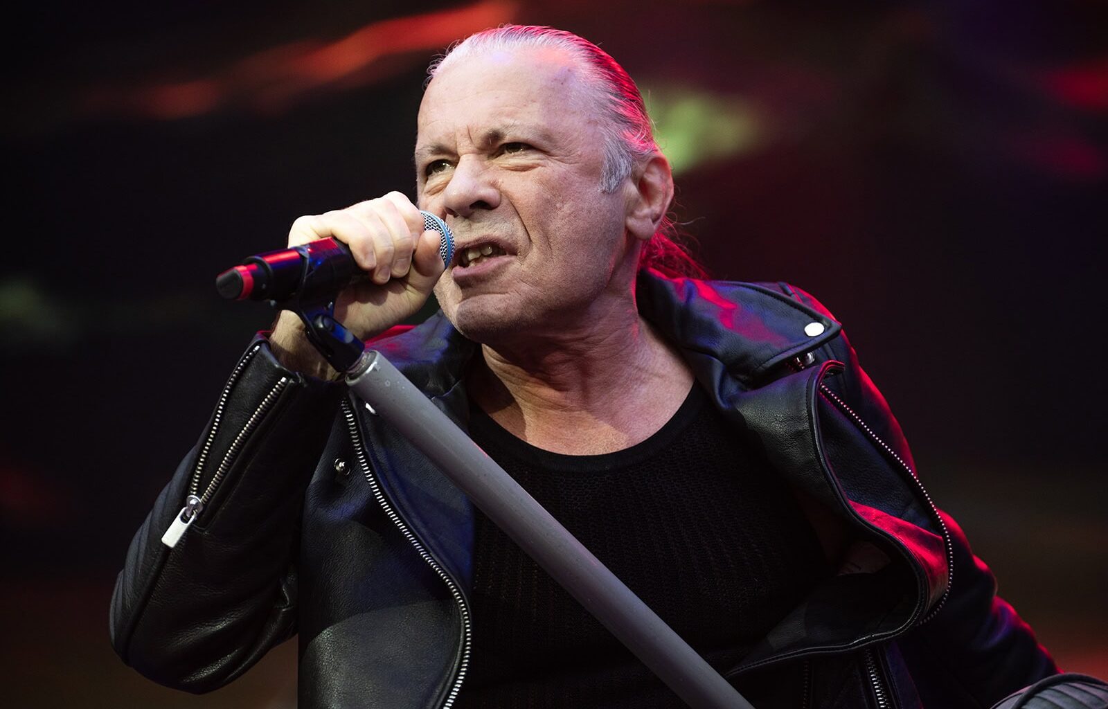 Bruce Dickinson vertaa älypuhelimia tautiin - "Luovutat kaikki aistisi tälle kädessäsi olevalle pienelle fasistille"