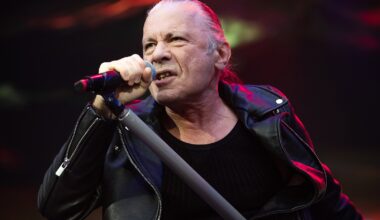 Bruce Dickinson vertaa älypuhelimia tautiin - "Luovutat kaikki aistisi tälle kädessäsi olevalle pienelle fasistille"