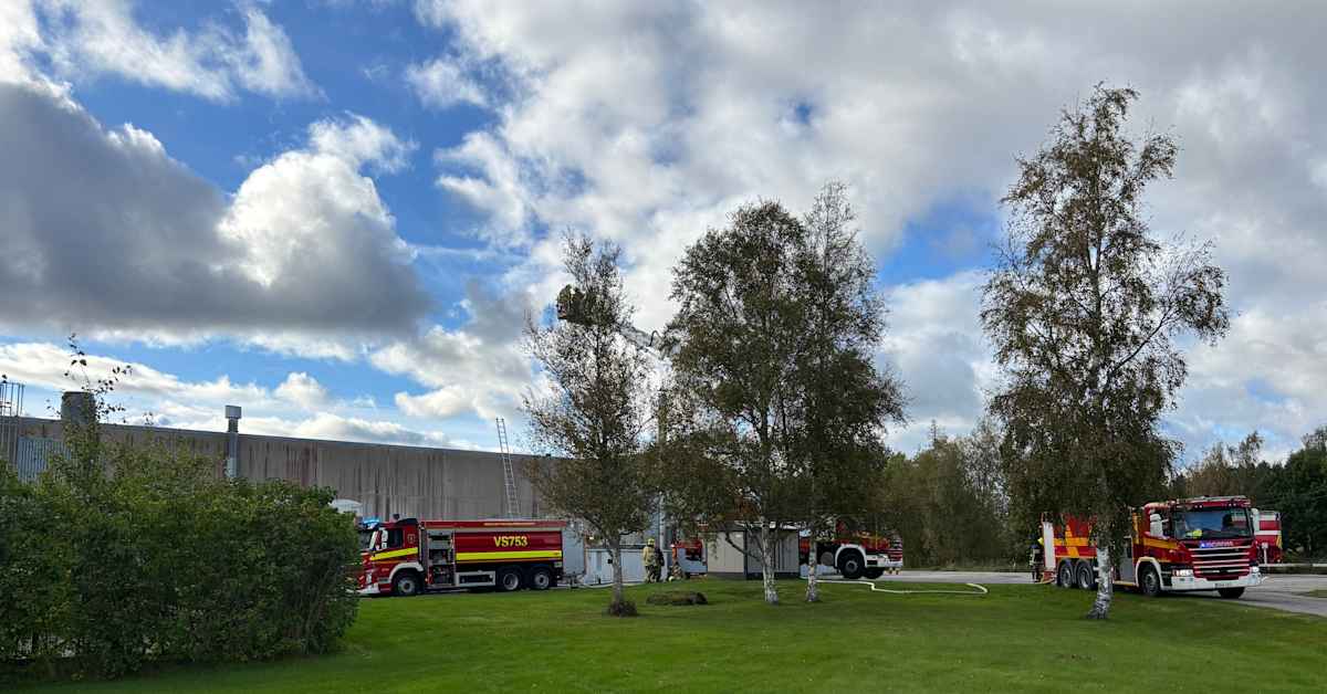Pelastuslaitos sammuttaa suuren teollisuusrakennuksen paloa Laitilassa – kattoa jouduttu purkamaan | Varsinais-Suomi