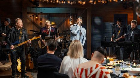 Vain elämää -ohjelmassa artistit tekevät uusia versioita toistensa kappaleista.