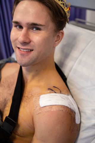 Stagala esiintyi kameralle vain tunteja leikkauksen jälkeen.