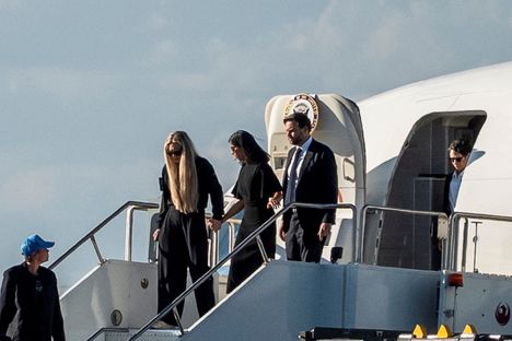 Yhdysvaltain varapresidentti J. D. Vance (oik.) ja hänen vaimonsa Usha Vance astuivat ulos virkakoneesta Erika Kirkin (vas.) kanssa Phoenixin lentokentällä Arizonassa 11. syyskuuta. Vancet kävivät noutamassa Charlie Kirkin ruumiin Utahista.