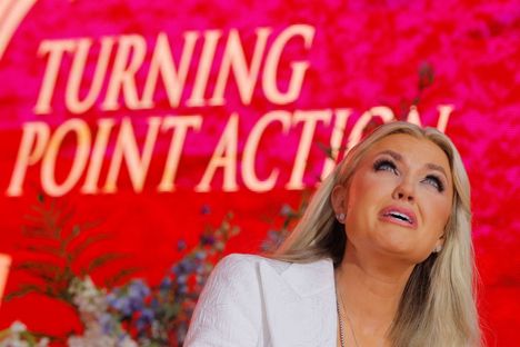 Erika Kirk puhui muistotilaisuudessa Glendalessa Arizonassa sunnuntaina.
