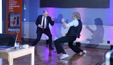 Oulun kaupunginjohtaja soitti ilmakitaraa ja kertoi kaupungin velan nousevan sadoilla miljoonilla | Kotimaa