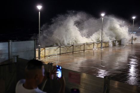 Ragasa-taifuunin mukana Hong Kongiin iski myös valtavia aaltoja.
