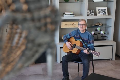 Martti Heikkilä kuvattiin 70-vuotishaastattelua varten elokuussa 2024 Sastamalassa Pyymäen kahvilassa.