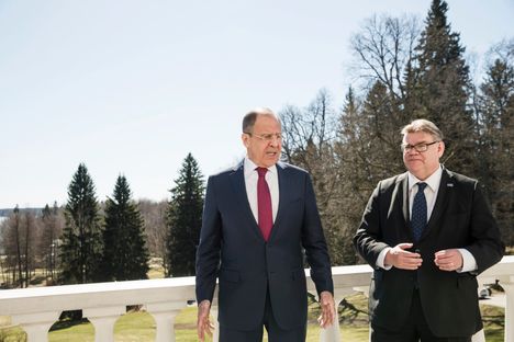 Timo Soini kertoo Venäjän ulkoministerin Sergei Lavrovin kaivaneen esiin vodkapullon keskellä päivää.