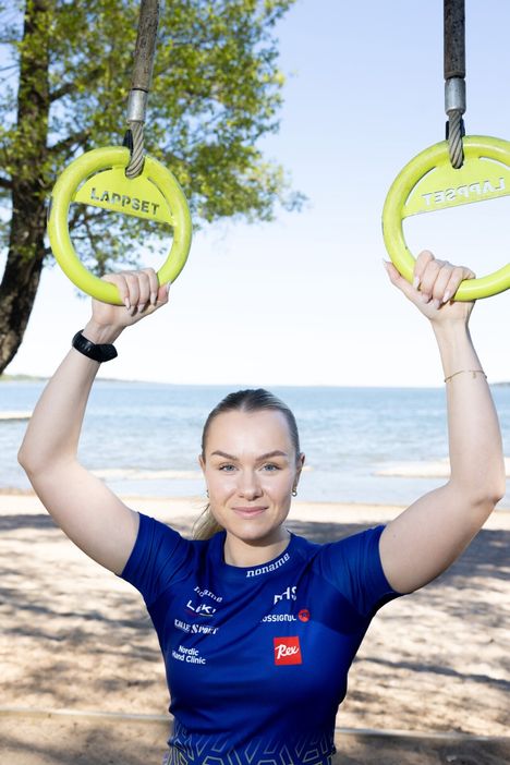 Rebecca Ehrnrooth treenaamassa Haukilahden rannalla vuonna 2024.