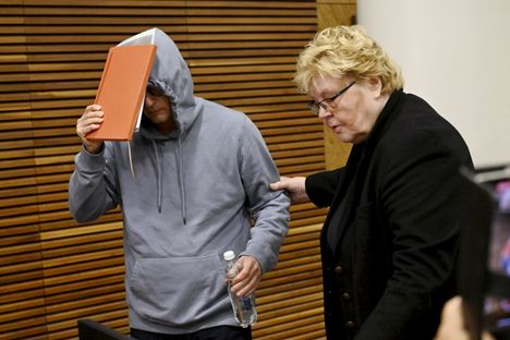 Roope Tikkanen Helsingin hovioikeudessa viime viikon perjantaina. Hänen vieressään asianajaja Kerstin Koorti.