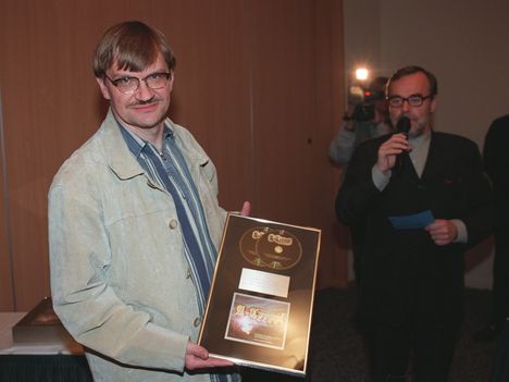 Antero Mertaranta palkittiin A-Tyypin Ihanaa, Leijonat, Ihanaa -kappaleesta platinalevyllä vuonna 1999.