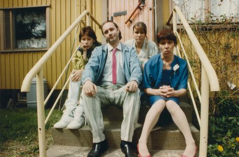 Kyllä isä osaa -perhe vuonna 1994: Jussi (Jarno Jokinen), isä (Tom Lindholm), Jonna (Maiju Jokinen) ja äiti (Tuija Ernamo).