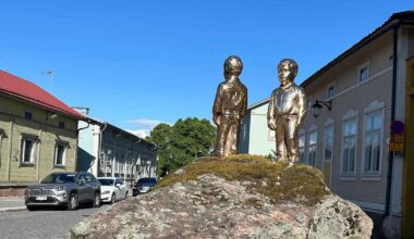 Raumalaisten kansalaiskeräyksellä hankkima Kiven kuninkaat -veistos saa pysyvän paikan | Kotimaa