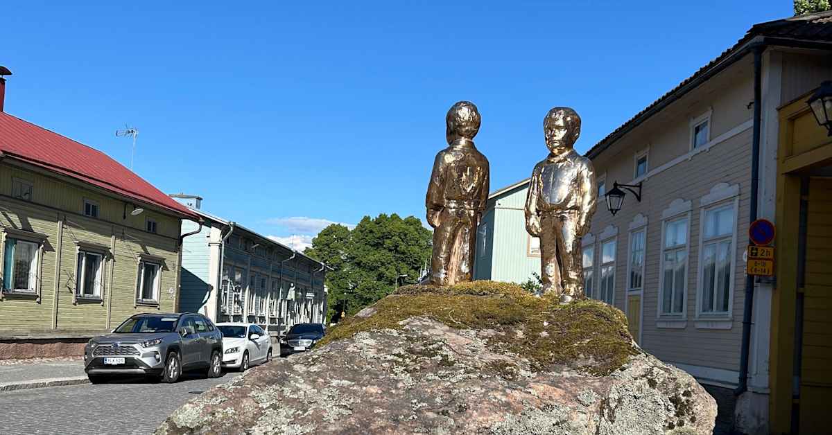 Raumalaisten kansalaiskeräyksellä hankkima Kiven kuninkaat -veistos saa pysyvän paikan | Kotimaa