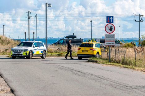 Poliisiautoja Kööpenhaminan lentokentän läheisyydessä maanantaina.