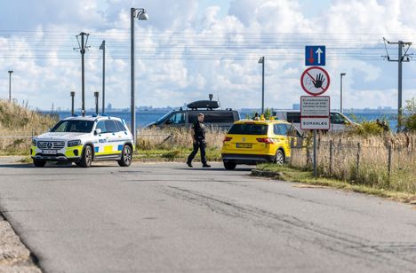 Poliiseja Kastrupin lentokentän liepeillä Kööpenhaminassa tiistaiaamuna edellisyön droonihavaintojen jälkeen.