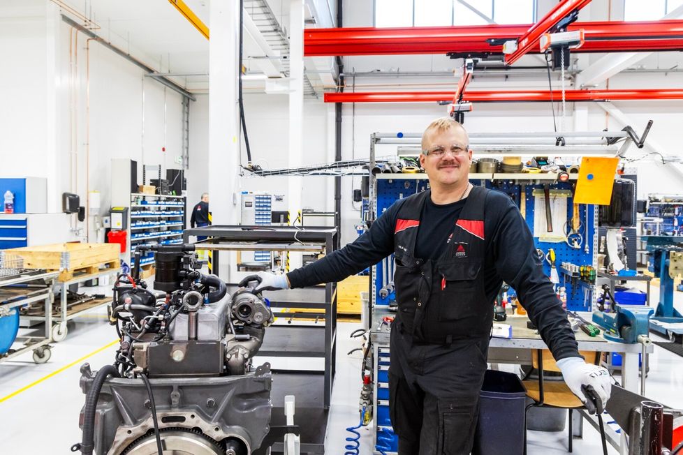 Kukin asentaja vastaa yhdestä moottorista kunnostuksen alusta loppuun. Työ vaatii tarkkuutta ja osaamista. Moottoriasentaja Veijo Saari kuvattiin Agco Powerin Linnavuoren-tehtaalle valmistuneen tehdaskunnostuksen laajennusosassa.
