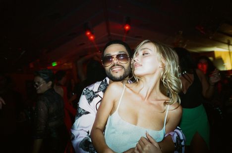 The Weekndin kehittämä The Idol sai rajua kritiikkiä. Lily-Rose Depp näytteli sarjassa nousevaa nuorta poptähteä.