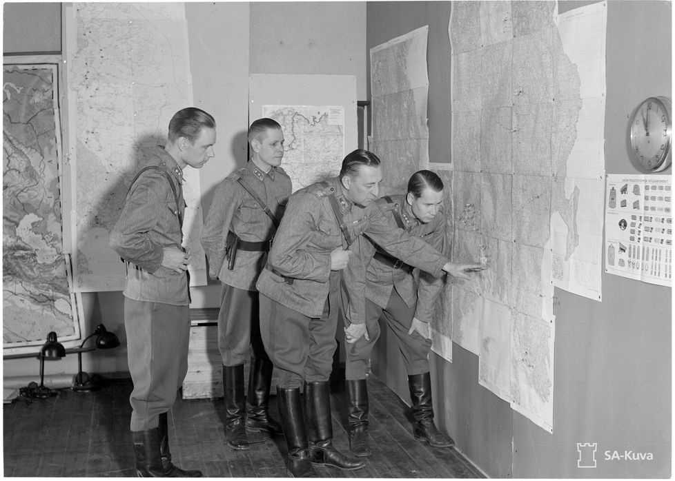 Suomen radiotiedustelun kehittäjä Reino Hallamaa tutkii karttaa talvisodan aikana. Hallamaa oli alansa huippuja koko maailmassa.