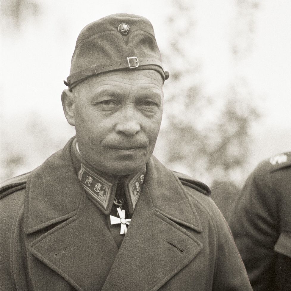 Päämajoitusmestari, kenraaliluutnantti A. F. Airo puuttui liian uhkaaviin tiedustelutietoihin, mikä laski tiedustelu-upseerien moraalia.